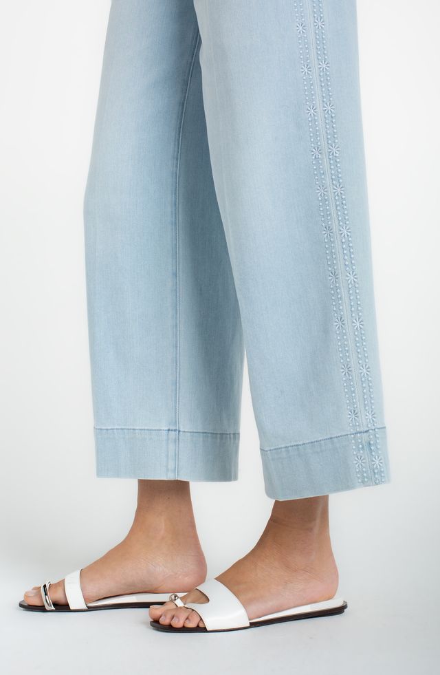 Stride Crop Wide Leg with Embroidered Side Seam